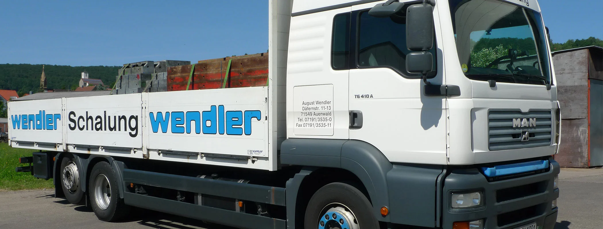 WENDLER Lastwagen mit Schriftzug auf dem Firmengelände