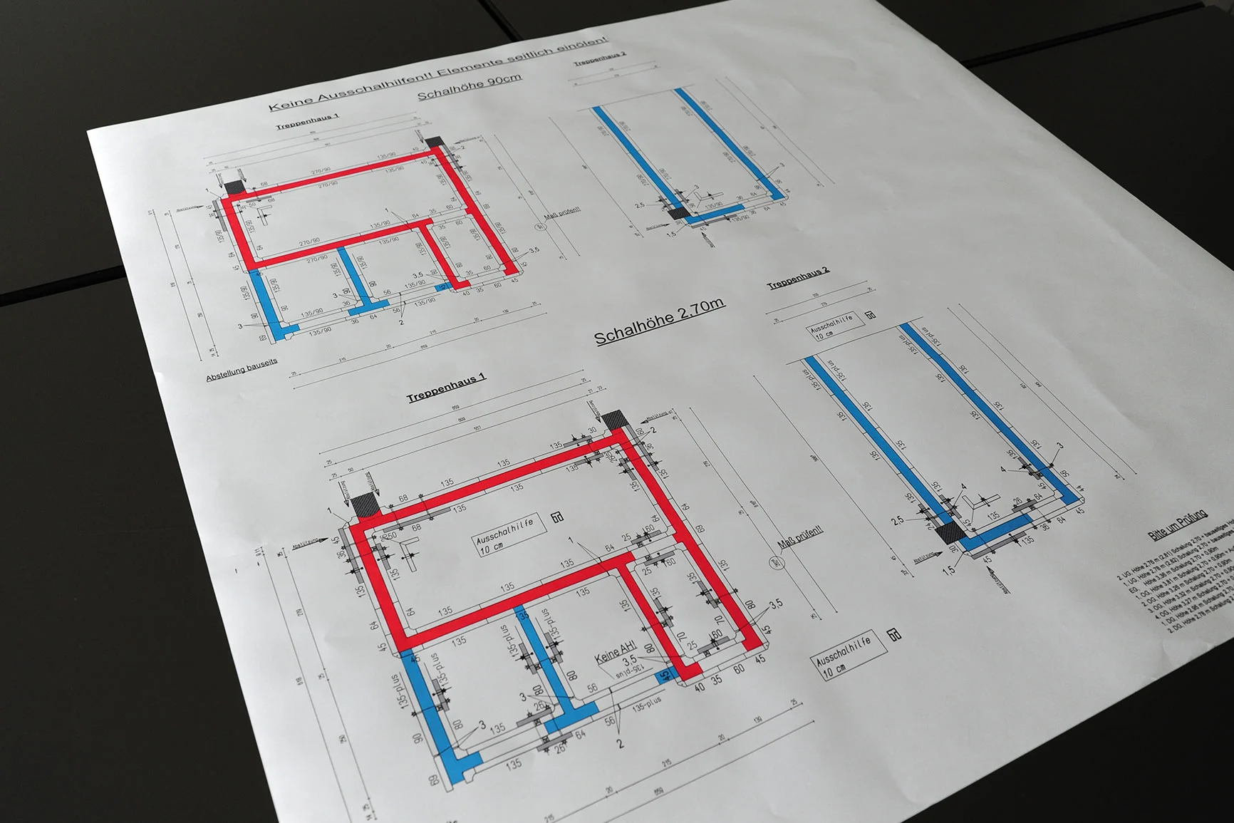 Ausgedruckter Schalungsplan mit roten und blauen Schalungselementen